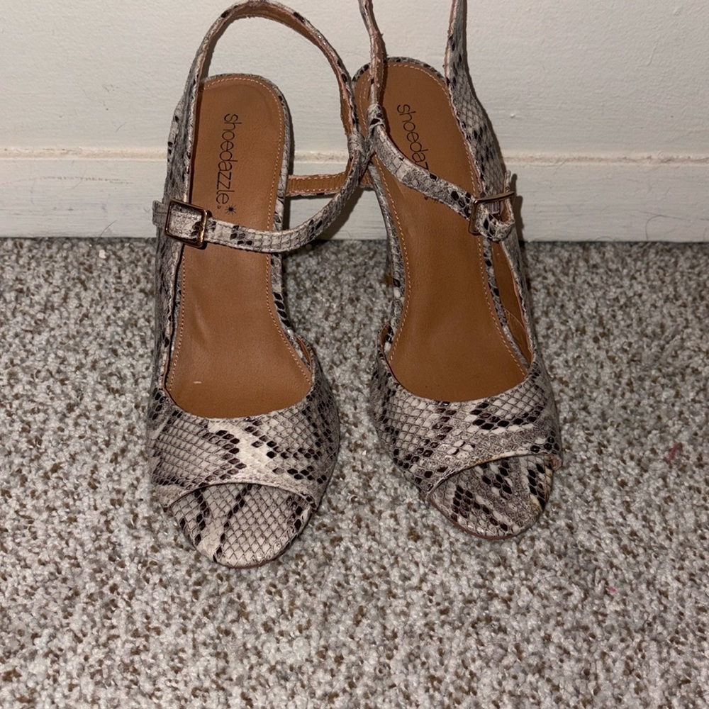 New Shoe Dazzle Snake skin sandals